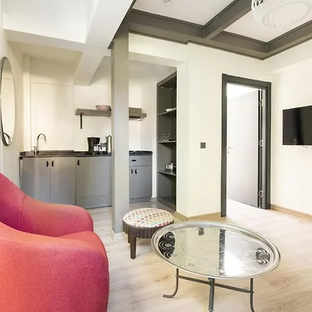 Pleasant Flat Near Hadrians Gate Antalya